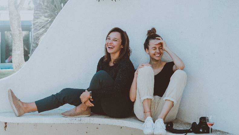 20 Contoh Pantun Lucu Buat Teman Tertawa