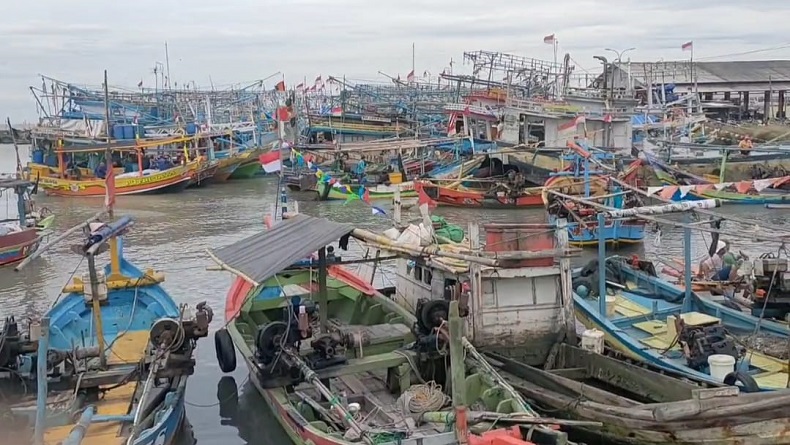 Gelombang Tinggi Landa Pantura, Ratusan Nelayan Indramayu Berhenti Melaut