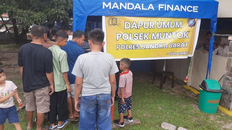 Selama Nataru, Polsek Muntok Buka Dapur Umum Gratis di Pelabuhan Tanjung Kalian Muntok