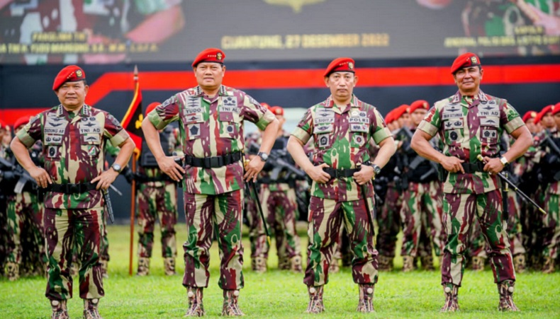 Disematkan Baret Merah Kopassus, Kapolri : Jangan Ragukan Sinergisitas TNI-Polri Jaga NKRI