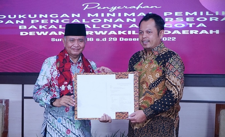 Nyalon DPD, Mantan Ketua KPK Agus Rahardjo Serahkan Dokumen Persyaratan ke KPU Jatim