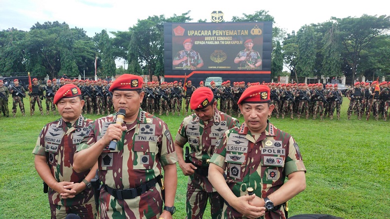Panglima TNI dan Kapolri Terima Baret Merah hingga Brevet Komando dari Kopassus