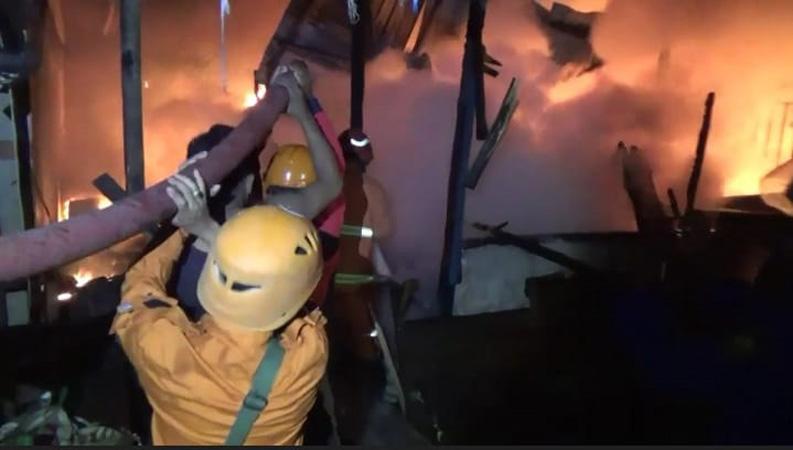 Puluhan Kios Barang Antik di Pasar Senggol Pekalongan Ludes Terbakar