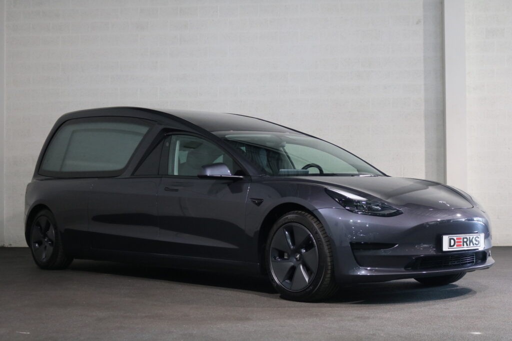 Tesla Model 3 Jadi Mobil Jenazah, Begini Tampangnya