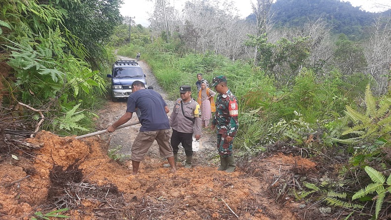 Jalan Antrakabupaten di Tapsel Tertutup Longsoran Tanah, Kendaraan Tak Bisa Melintas