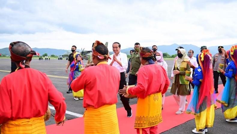 Presiden Jokowi Kunjungan ke NTB, Tiba di Bima Disambut Tarian Adat Weha Ao