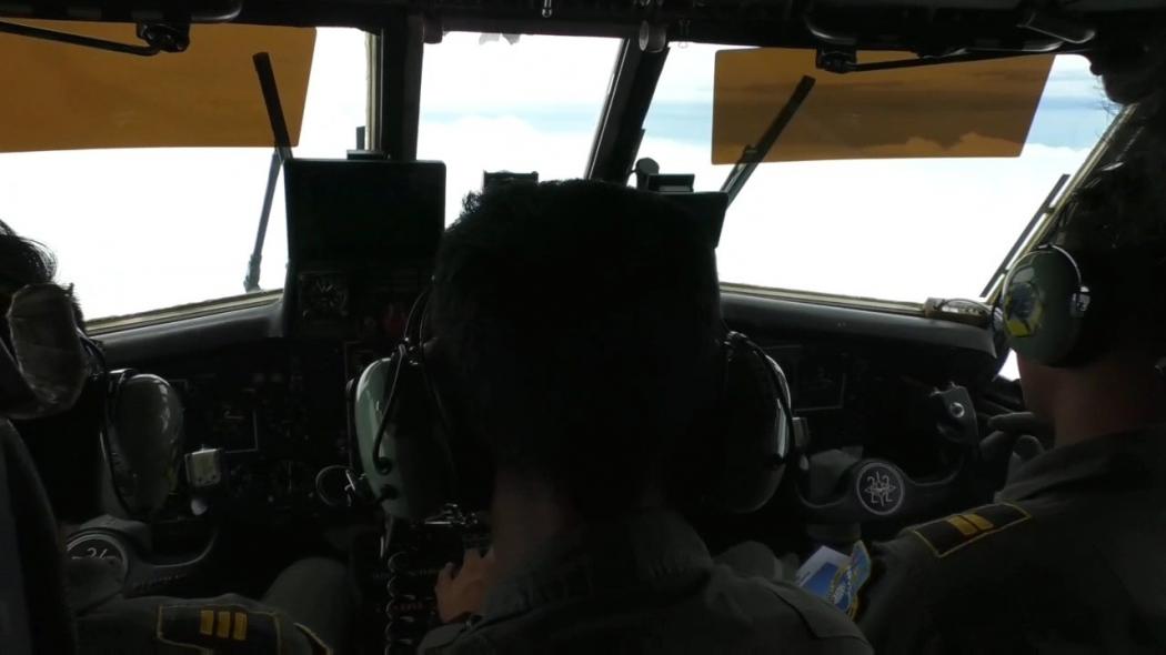 TNI AU Terjunkan Pesawat Cassa NC-212 seri 200 di atas Selat Sunda untuk Modifikasi Cuaca