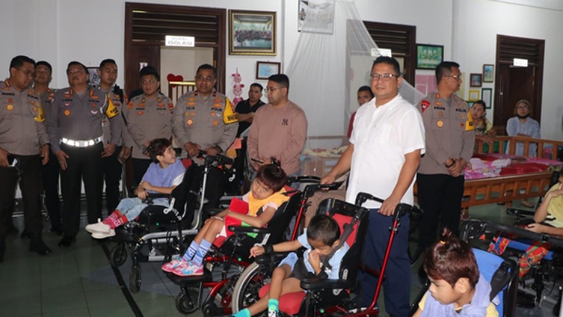 Polda Sulut Gelar Bakti Sosial di Panti Asuhan Sayap Kasih Tomohon
