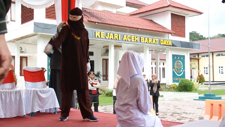 2 PSK dan Pria Hidung Belang Dihukum Cambuk 100 Kali di Aceh Barat Daya
