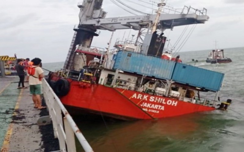 Puluhan Kru Kapal ARK Shiloh yang Karam di Banyuasin Dievakuasi ke Pelabuhan TAA