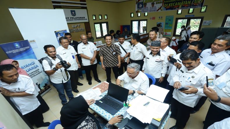 Mudahkan Masyarakat, Pemkab Bangka Barat Jemput Bola Berikan Pelayanan Administrasi Kependudukan
