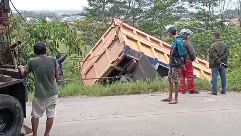 Diduga Sopir Mengantuk, Truk Pasir Terjun ke Jurang di Jalan Bypass Cicalengka Bandung