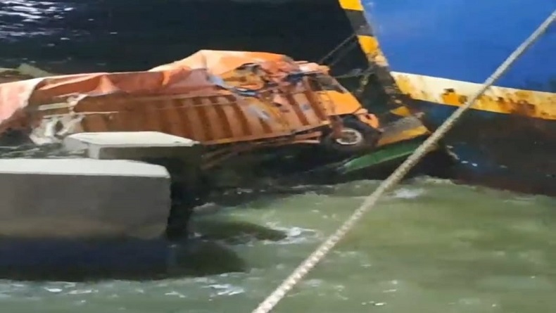 Kemenhub Selidiki Truk Semen Tercebur di Pelabuhan Merak, Diduga Kelebihan Muatan