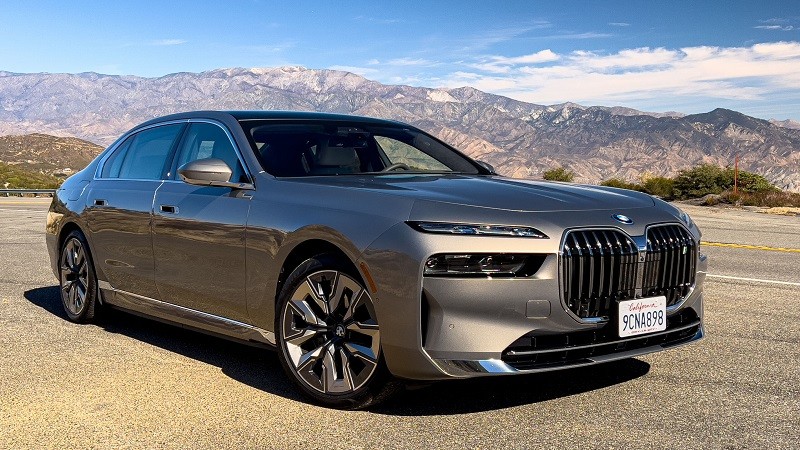 Mobil Listrik Mewah BMW i7 Baru Mengaspal Kena Recall, Kenapa?