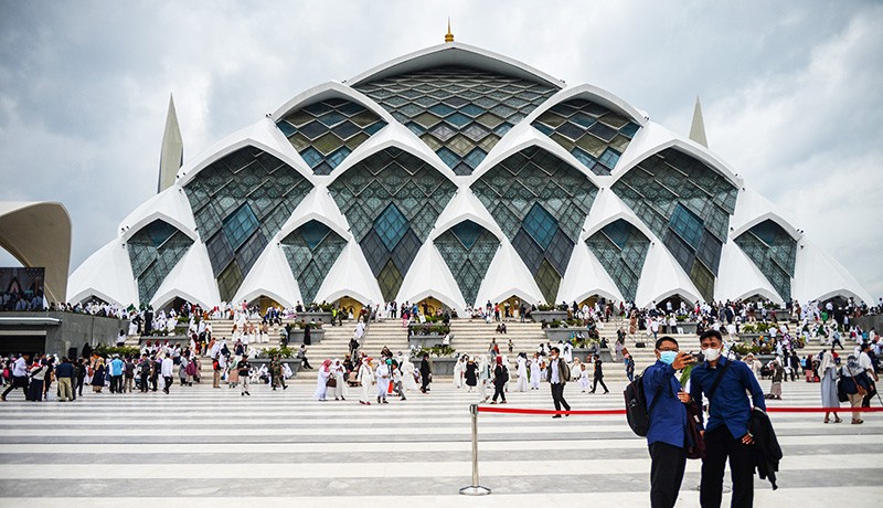 1,9 Ton Sampah Kotori Masjid Al Jabbar Bandung seusai Peresmian