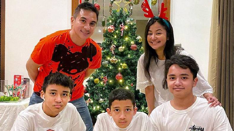 7 Artis Muslim yang Ikut Rayakan Natal Bareng Orang Terdekat, Nomor 6 Seorang Mualaf