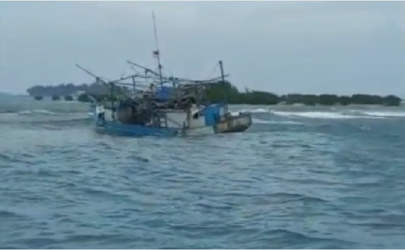 Tabrak Karang, Kapal Pengangkut Air Mineral Tenggelam di Perairan Kepulauan Seribu