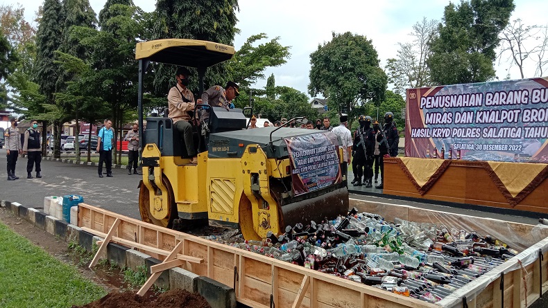 Ribuan Botol Miras Dimusnahkan di Halaman Mapolres Salatiga