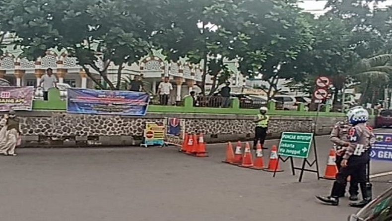 Pemasangan Bronjong di Kawasan Cijedil, Jalur Puncak-Cianjur Ditutup Sementara  
