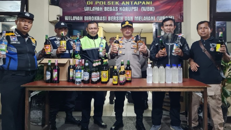Operasi Pekat Jelang Tahun Baru di Antapani Bandung, Polisi Sita Ratusan Botol Miras