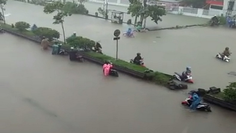 Jalan Pantura Terendam Banjir, Lalu Lintas Semarang-Demak Lumpuh