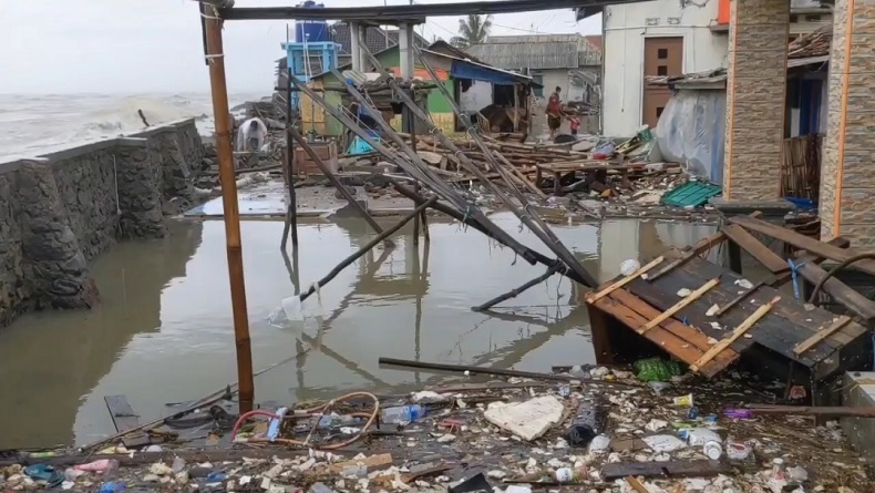 Ngeri! Cerita Warga Tertimpa Puing Rumah Roboh Diterjang Gelombang Tinggi di Indramayu
