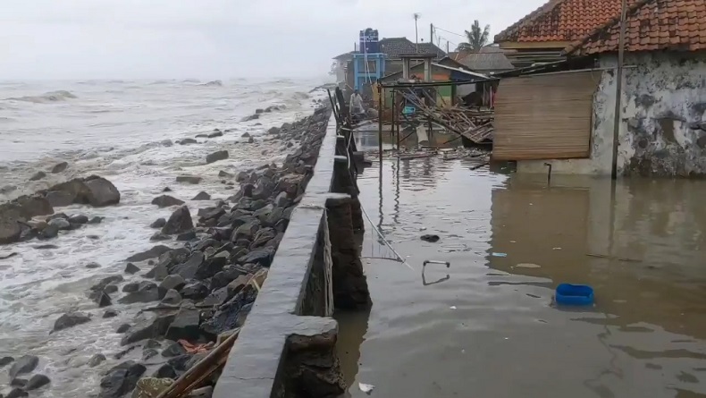 Ombak 3 Meter Hantam Permukiman di Eretan Indramayu, Rumah Warga Porak Poranda