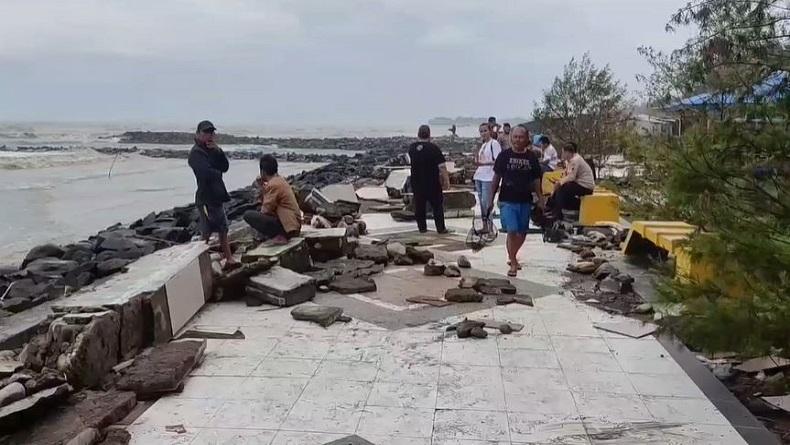 Diterjang Gelombang Tinggi, Tembok Pembatas di  Pantai Alam Indah Tegal Ambruk