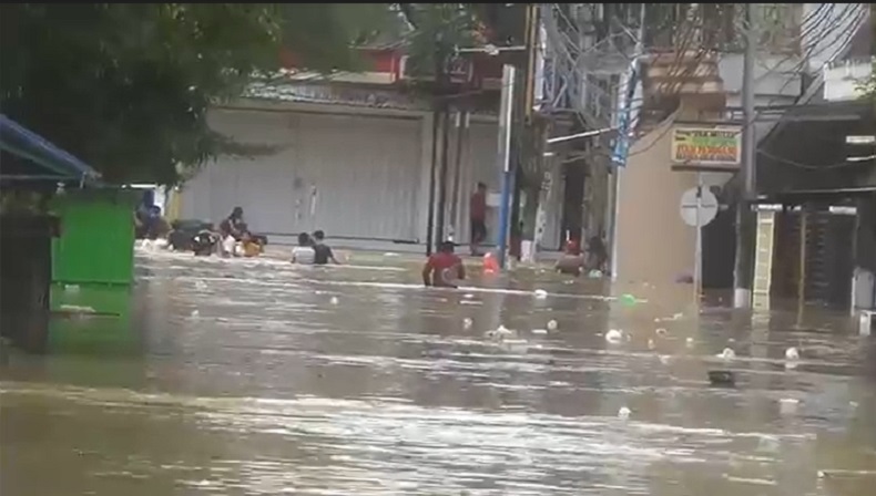Sampang Kota Dikepung Banjir Besar, Aktivitas Warga Lumpuh Total