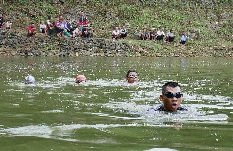 9 Arti Mimpi Berenang di Air Keruh, Harus Waspada!
