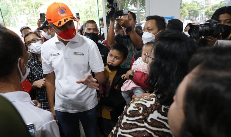 Tinjau Banjir Stasiun Tawang, Ganjar Dikerumuni Penumpang Emosi Protes Ketidakjelasan Jadwal
