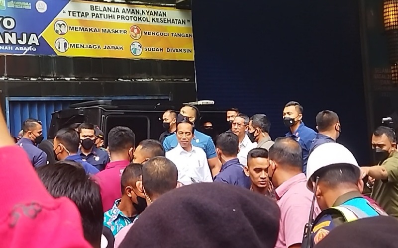 Presiden Jokowi Mendadak Kunjungi Pasar Tanah Abang, Bagikan Sembako ke Warga dan Pedagang
