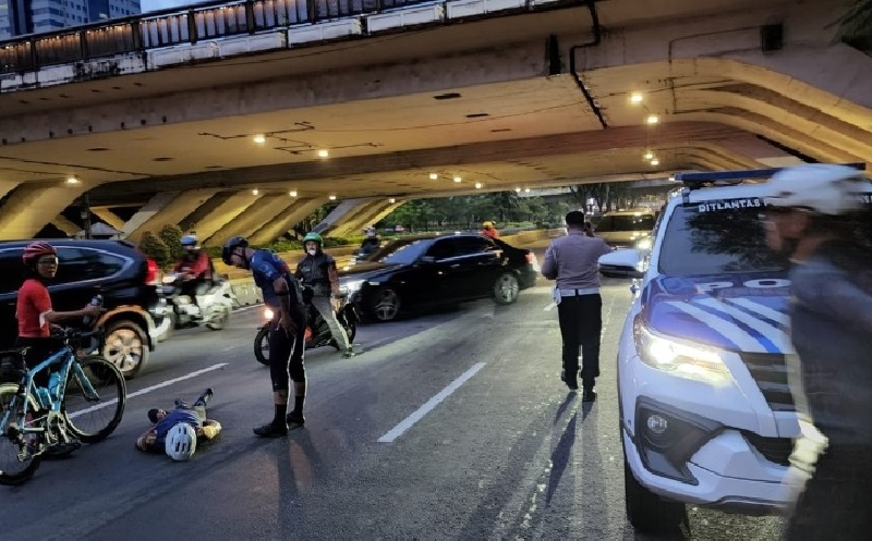 Hantam Lubang di Semanggi, Pesepeda Terpental hingga Terluka