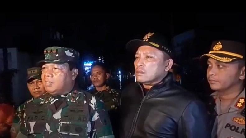 Banjir Sampang, Pangdam Brawijaya Naik Perahu Karet Bawa Makanan ke Rumah Warga