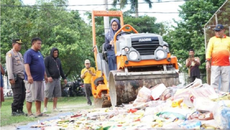 Pemkab Luwu Utara Musnahkan 10.741 Makanan dan Minuman Kedaluwarsa
