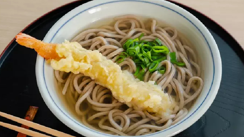 10 Tradisi dan Makanan Khas Tahun Baru di Berbagai Negara, Mi Panjang Umur Favorit Warga Jepang