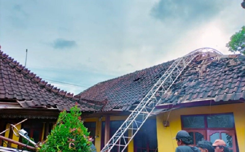 Diterjang Angin Kencang, Belasan Rumah di Gianyar Rusak, Pura Ambruk