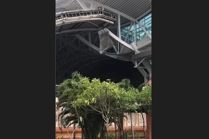 Angin Kencang di Bali, Plafon Bandara Jebol, Pohon Tumbang Timpa Pengendara