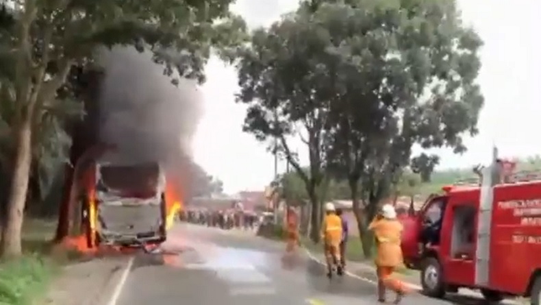 Bus Penuh Penumpang Terbakar Hebat di Jalan Lintas Tebing Tinggi Siantar, Api Berkobar