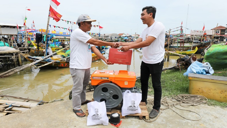 KNP Jabar Beri Bantuan Mesin Kapal untuk Kelompok Nelayan di Tempuran Karawang