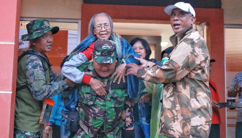  Aksi Heroik Prajurit Kodam Diponegoro Berjibaku Evakuasi Korban Banjir di Semarang