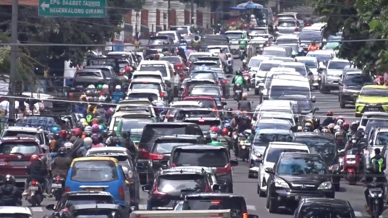 Wisatawan Serbu Bandung saat Libur Imlek, Polisi Rekayasa Lalu Lintas di Titik Rawan Macet