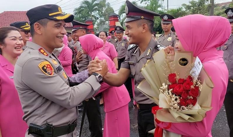 Senyum Semringah Artis Yeni Inka Ikuti Upacara Kenaikan Pangkat Suami di Polres Blora