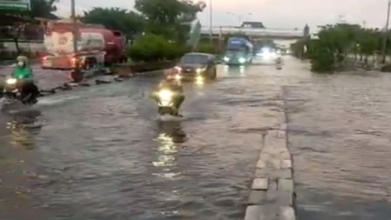 Banjir di Kaligawe Semarang Berangsur Surut, Kendaraan Bisa Melintas