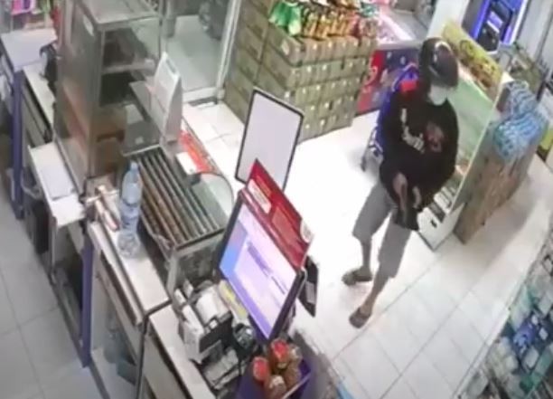 Terekam CCTV, Pria Bersenpi Rampok Minimarket di Sidoarjo