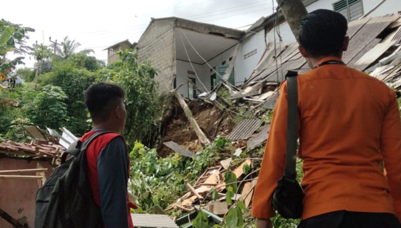 Tanah Longsor dan Angin Kencang Landa Bogor, Sejumlah Warga Mengungsi