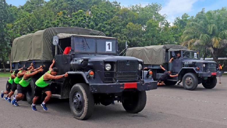 Unik dan Seru, Marinir Gelar Lomba Dorong Truk Reo Sejauh 100 Meter