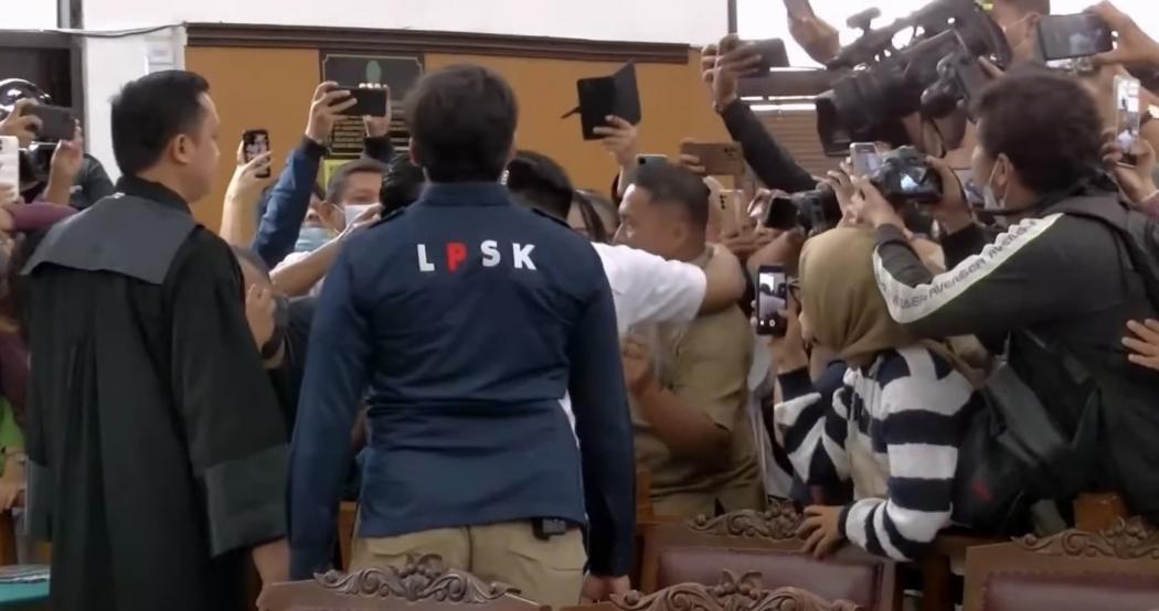 Momen Haru Bharada E Peluk Kedua Orang Tua sebelum Sidang Lanjutan Kasus Brigadir J