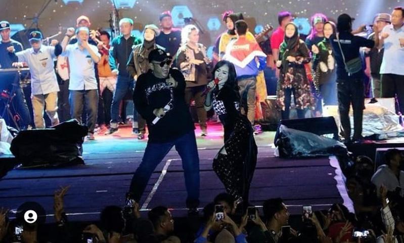 Viral Joget Bareng Penyanyi Dangdut, Wali Kota Tegal : Demi Menghibur Ribuan Warga