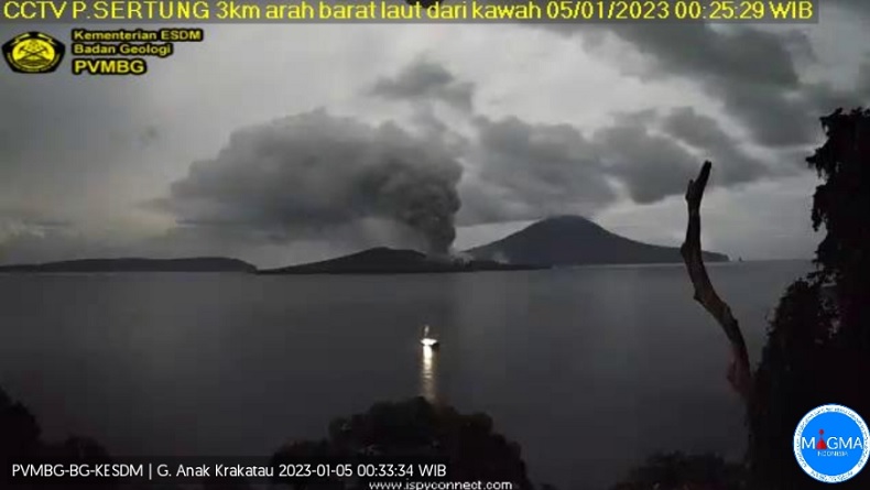 Gunung Anak Krakatau Erupsi Tengah Malam Ini, Tinggi Abu Capai 750 Meter